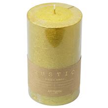 Zlatá rustikálna sviečka s metalickým povrchom.